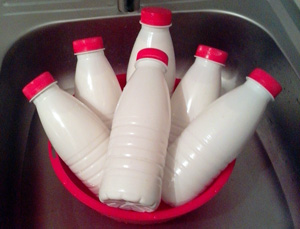 козье молоко в бутылочках